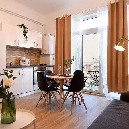 Cozy 1Br Escape - Apartment With Charming Balcony Near Universitate Bukares Bagian luar foto