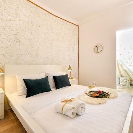 Cozy 1Br Escape - Apartment With Charming Balcony Near Universitate Bukares Bagian luar foto