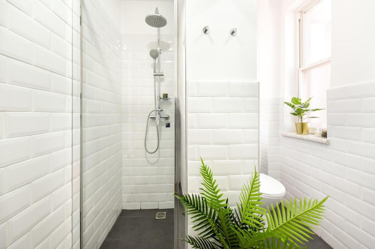 Cozy 1Br Escape - Apartment With Charming Balcony Near Universitate Bukares Bagian luar foto