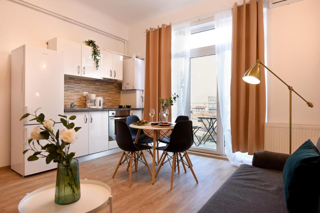 Cozy 1Br Escape - Apartment With Charming Balcony Near Universitate Bukares Bagian luar foto
