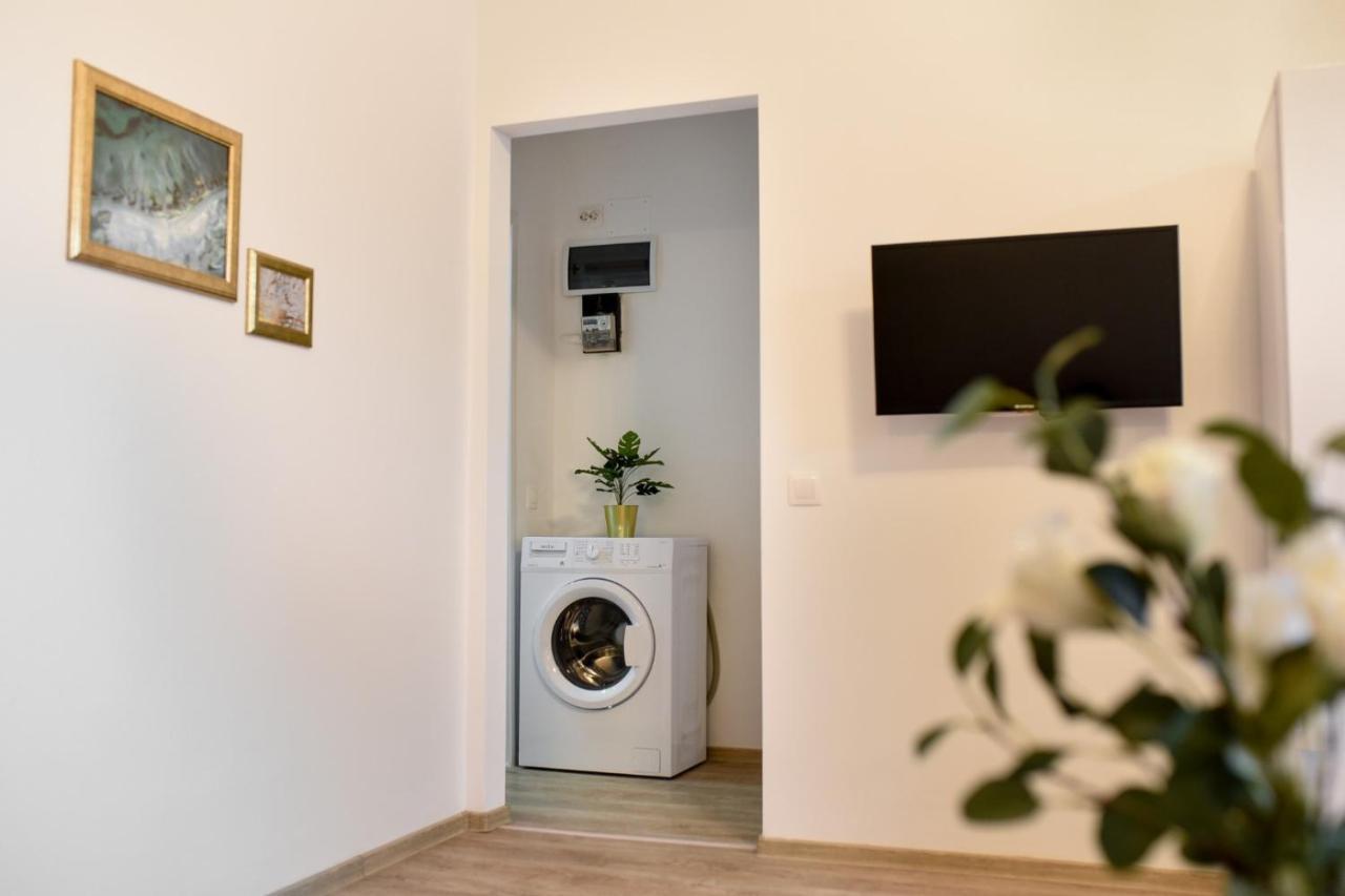 Cozy 1Br Escape - Apartment With Charming Balcony Near Universitate Bukares Bagian luar foto