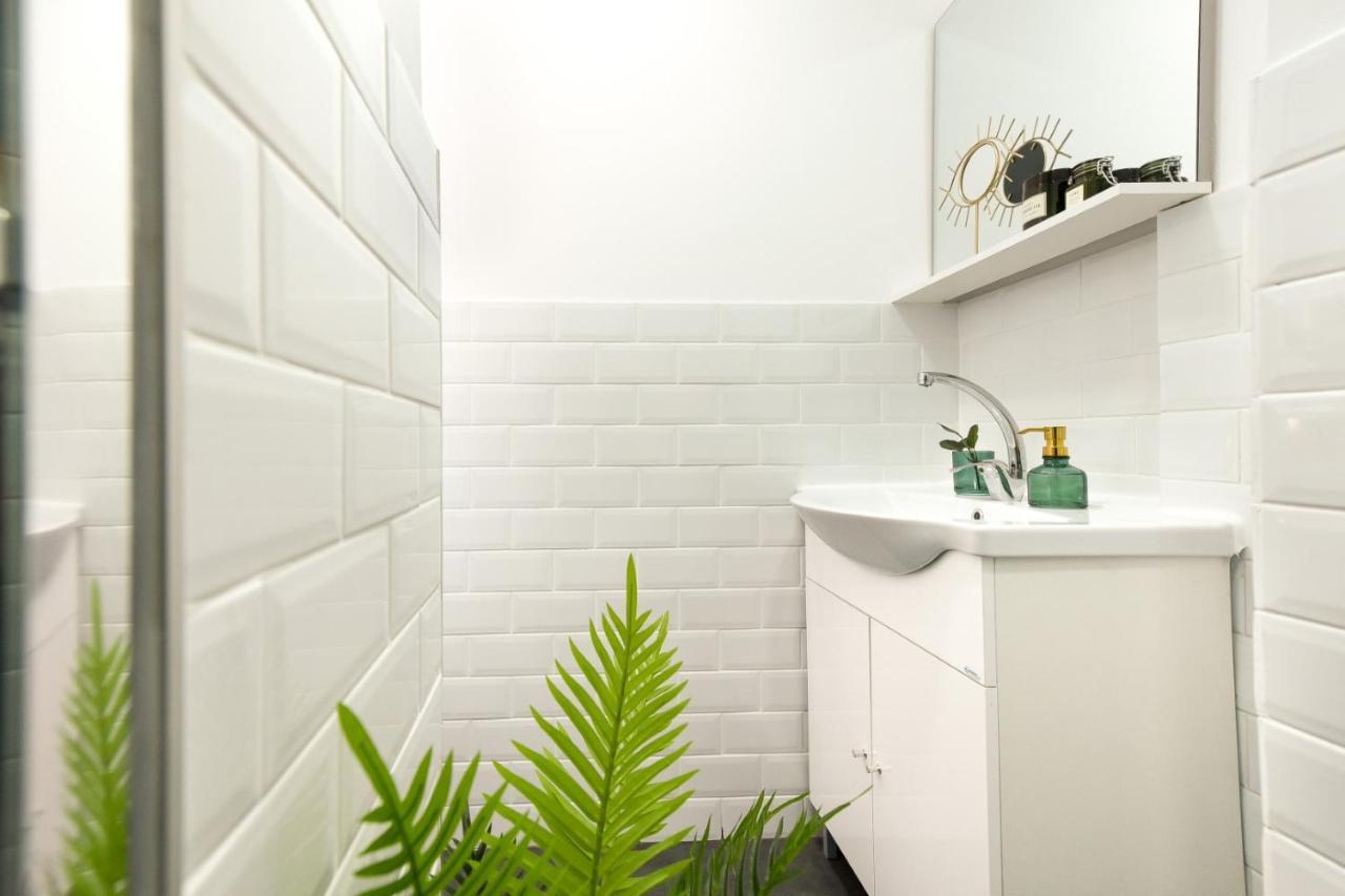 Cozy 1Br Escape - Apartment With Charming Balcony Near Universitate Bukares Bagian luar foto