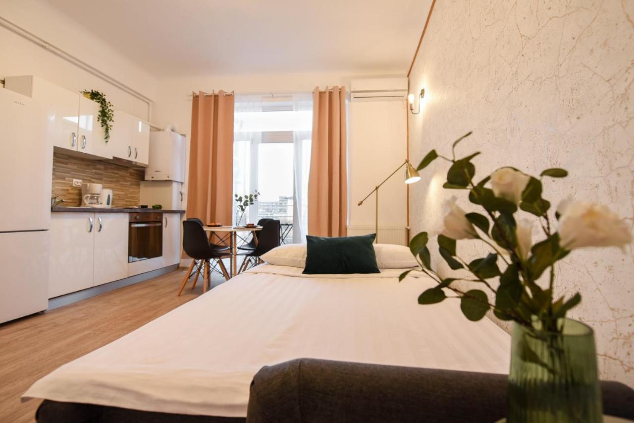 Cozy 1Br Escape - Apartment With Charming Balcony Near Universitate Bukares Bagian luar foto