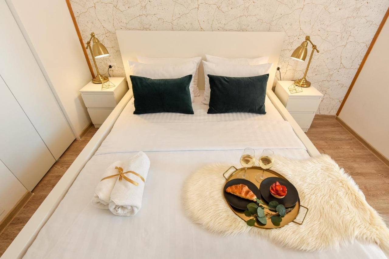 Cozy 1Br Escape - Apartment With Charming Balcony Near Universitate Bukares Bagian luar foto