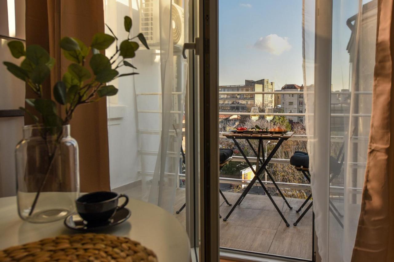 Cozy 1Br Escape - Apartment With Charming Balcony Near Universitate Bukares Bagian luar foto