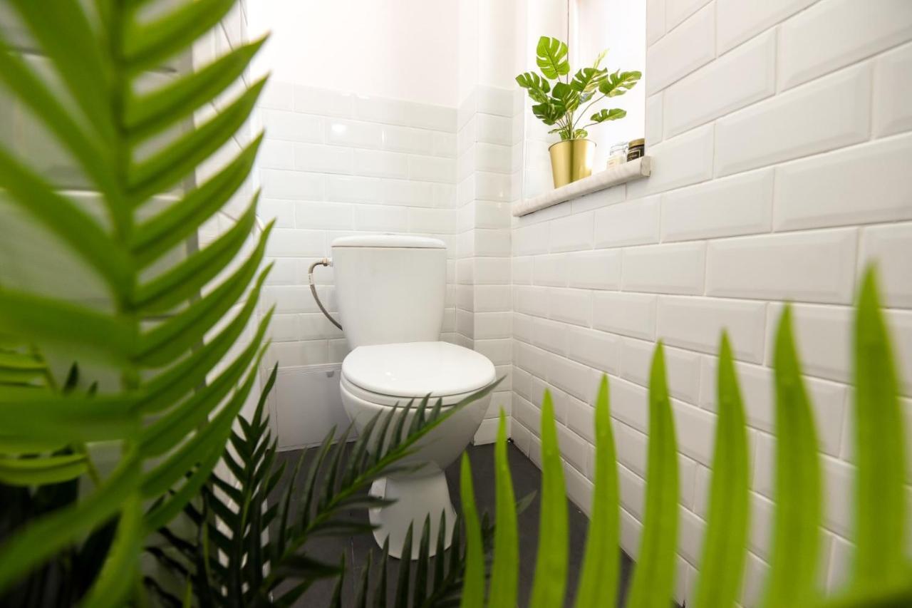 Cozy 1Br Escape - Apartment With Charming Balcony Near Universitate Bukares Bagian luar foto