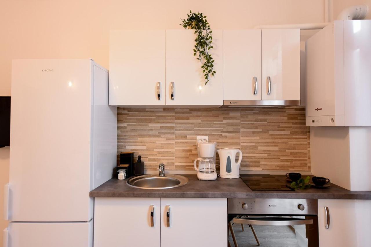 Cozy 1Br Escape - Apartment With Charming Balcony Near Universitate Bukares Bagian luar foto