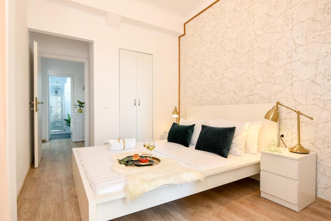 Cozy 1Br Escape - Apartment With Charming Balcony Near Universitate Bukares Bagian luar foto