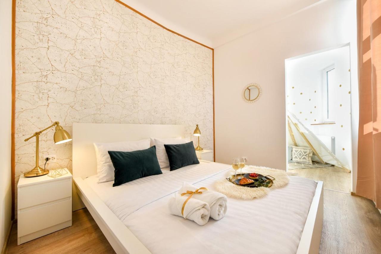 Cozy 1Br Escape - Apartment With Charming Balcony Near Universitate Bukares Bagian luar foto