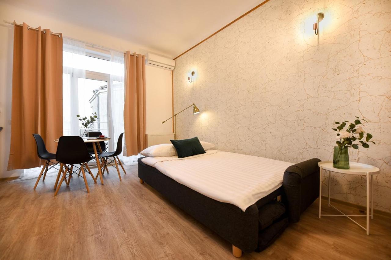 Cozy 1Br Escape - Apartment With Charming Balcony Near Universitate Bukares Bagian luar foto