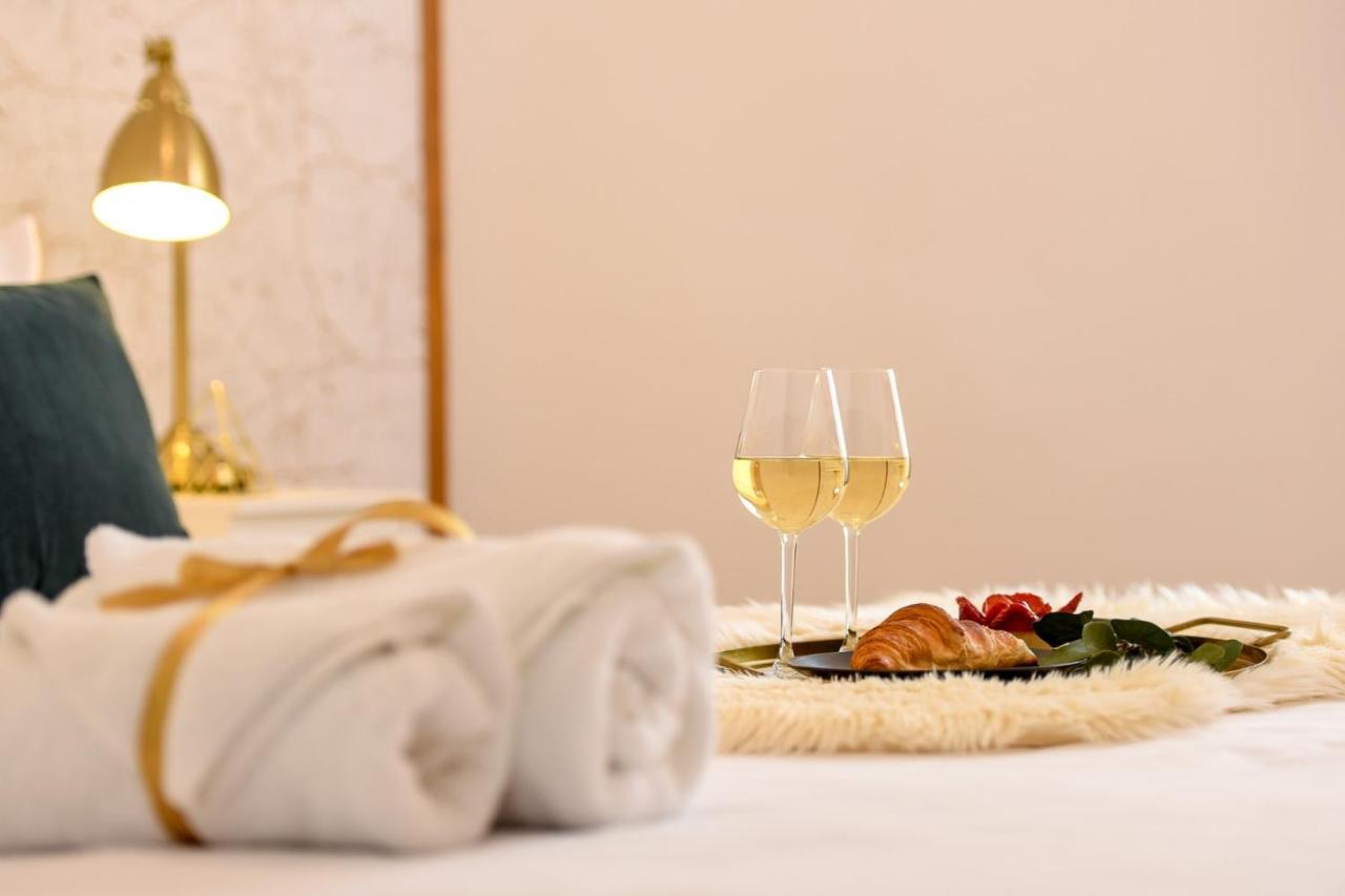 Cozy 1Br Escape - Apartment With Charming Balcony Near Universitate Bukares Bagian luar foto
