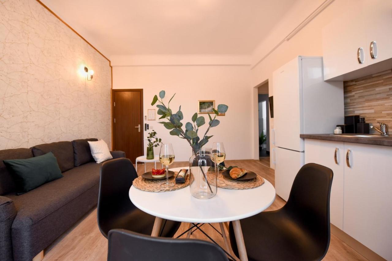 Cozy 1Br Escape - Apartment With Charming Balcony Near Universitate Bukares Bagian luar foto